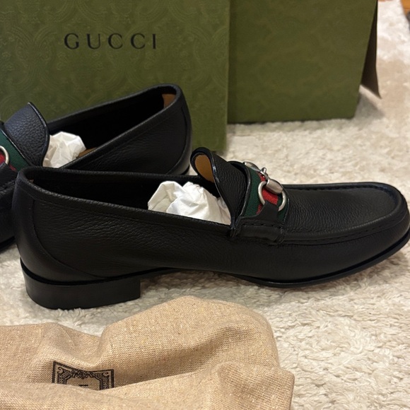 Gucci Size 9.5 (US) Men’s Black Loafers with Signature Green and Red Accent